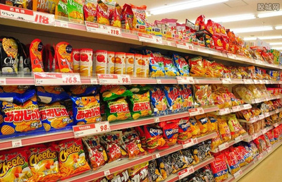 超市員工清理過期食品，守護市民“舌尖上的安全”